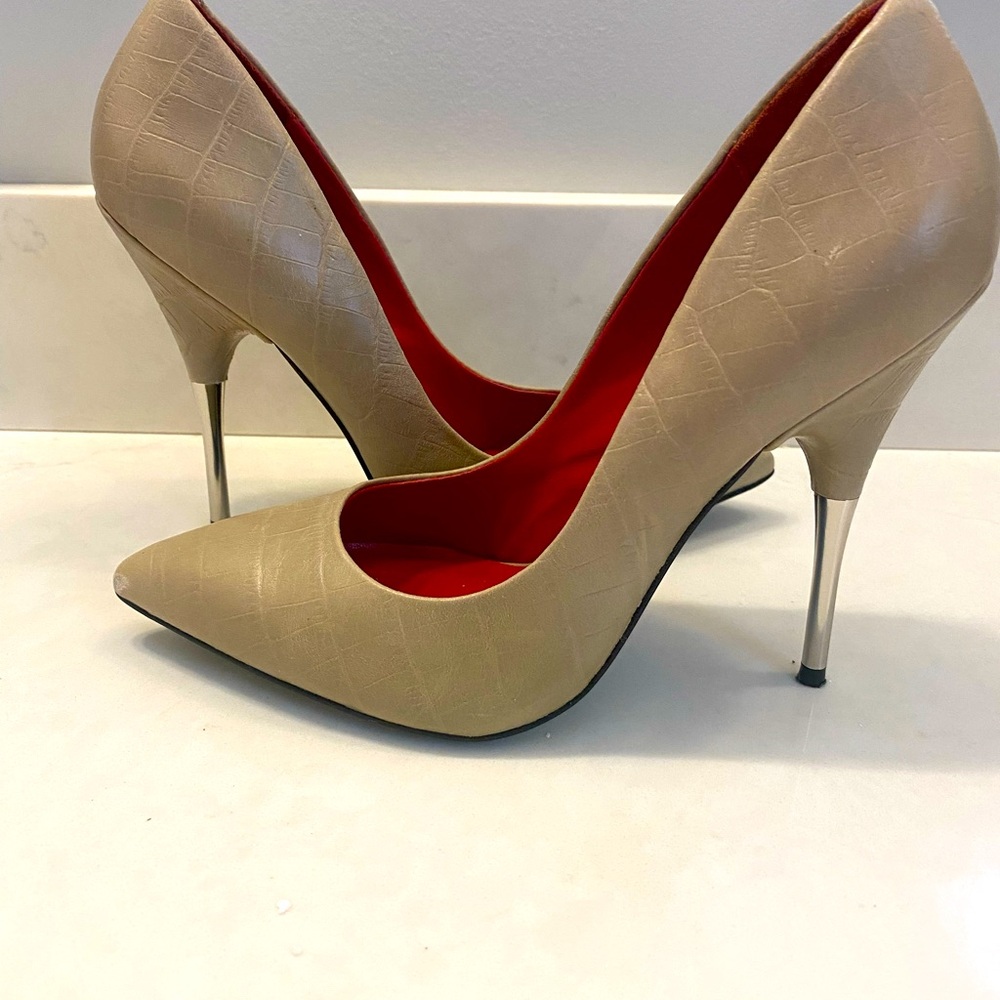 Charles Jourdan nude snakeskin leather stiletto with silver heel. Size 7.5